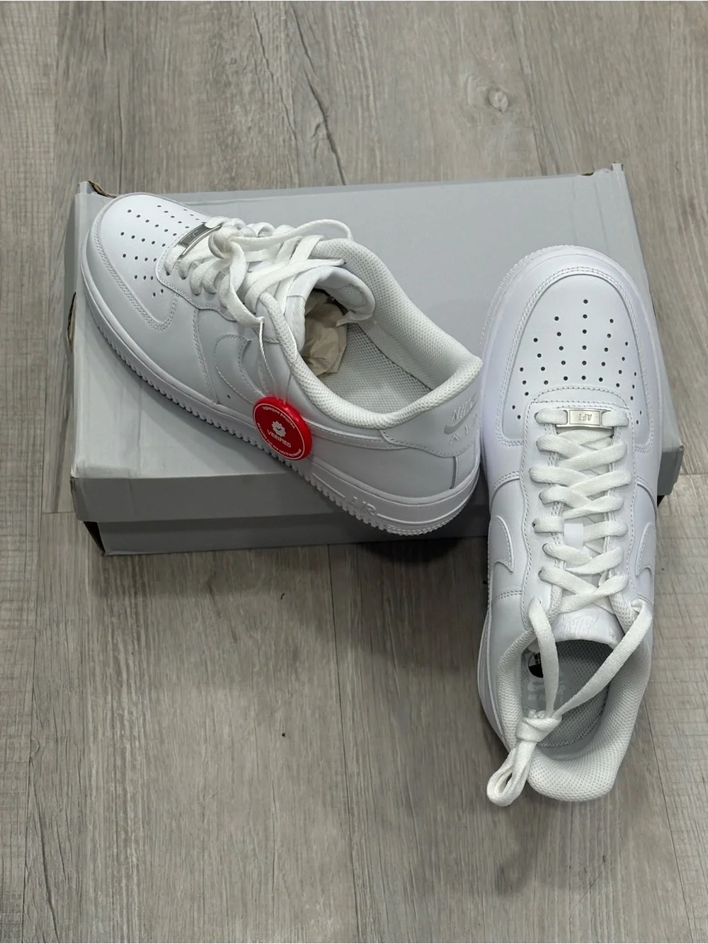 Nike White Leather Low-Top Sneakers BNWT size 8 AT-7/52